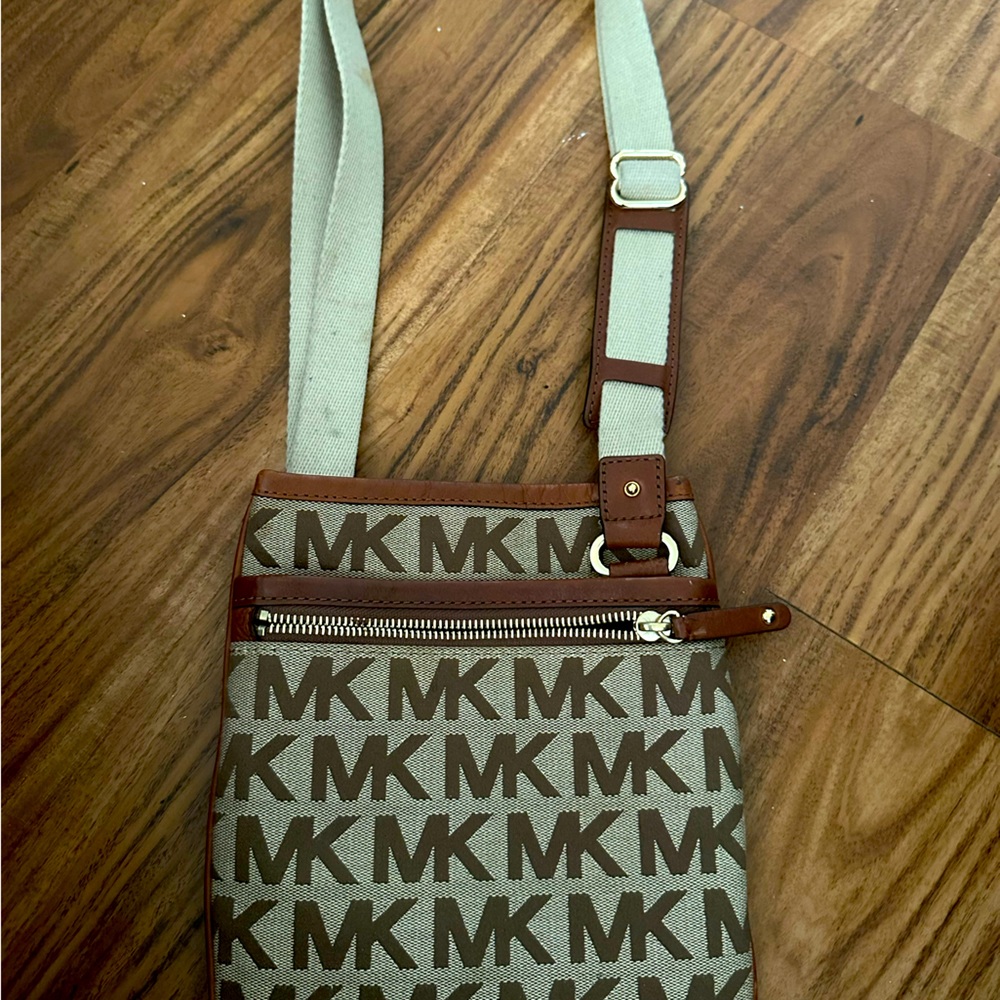 Cute Michael Kors crossbody bag